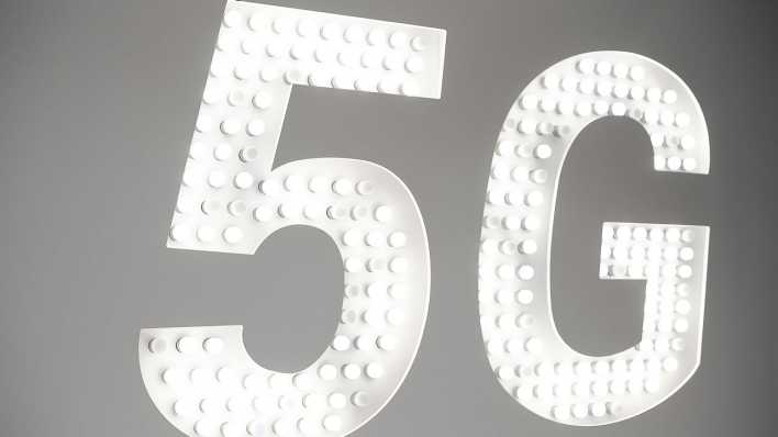 Symbolbild: Leuchtender Schriftzug mit den Zeichen 5G. (Bild: imago/ Joan Cros) Symbolbild: Leuchtender Schriftzug mit den Zeichen 5G. (Bild: imago/ Joan Cros)