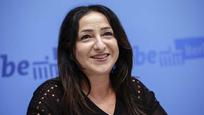 Gleichstellungssenatorin Dilek Kolat (SPD) in der Senats-Pressekonferenz (Bild: imago/Reiner Zensen) Gleichstellungssenatorin Dilek Kolat (SPD) in der Senats-Pressekonferenz (Bild: imago/Reiner Zensen)