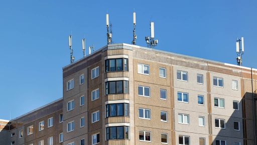 Mobilfunkmasten auf einem Hausdach in der Berliner Heinrich-Heine-Straße (Bild: imago/Dirk Sattler)