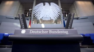 Symboldbild: Das Rednerpult im Plenarsaal des Deutschen Bundestags. (Bild: imago/ Stefan Boness)