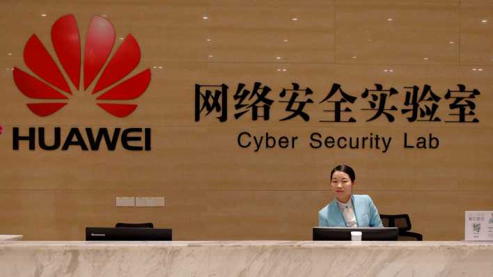 Eine Rezeptionistin steht am Empfang von Huaweis Cyber Security Lab im Huawei-Werk im chinesischen Dongguan. (Bild: imago/ Kin Cheung)
