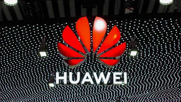 Archiv: Februar 2019, Spanien, Barcelona - ein rot leuchtendes Firmenlogo von Huawei. (Bild: imago/ Joan Cros)
