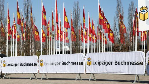 Fahnen und Banner mit Leipziger Buchmesse Logo.