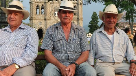 Jardin: Männer sitzen vor der Basilica Menor de la Immaculada Conception (Bild: rbb/Jörg Poppendieck)