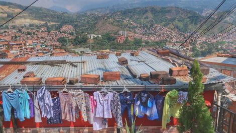 Medellin: Aufgehängte Wäsche (Bild: rbb/Jörg Poppendieck)