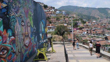 Medellin: Wand mit Graffiti (Bild: rbb/Jörg Poppendieck)