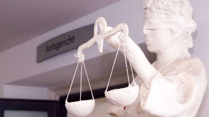 Amtsgericht mit Justizia-Statue (Bild: dpa)