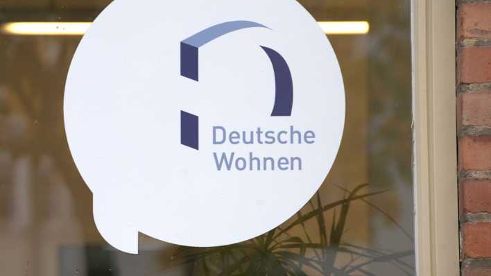 ARCHIV - 14.10.2015, Berlin: Das Logo des Immobilien-Anbieters Deutsche Wohnen. (Bild: dpa/ Paul Zinken)