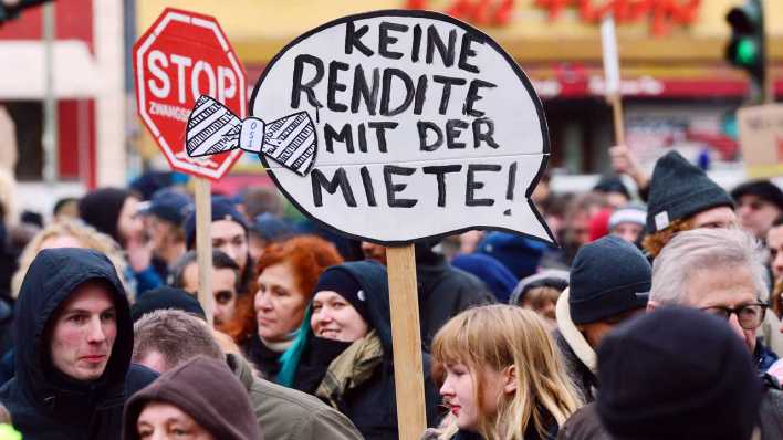 Archiv: Demonstration gegen Mieten in Berlin Ende Februar 2017. (Bild: dpa/ Maurizio Gambarini)