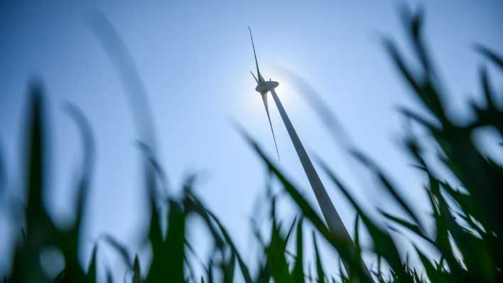 Windrad vor der Sonne (Quelle: dpa/Christophe Gateau)