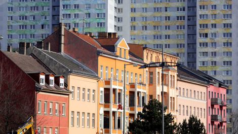 Historischer und moderner Wohnraum an der Frankfurter Allee im Bezirk Friedrichshain. (Bild: dpa)