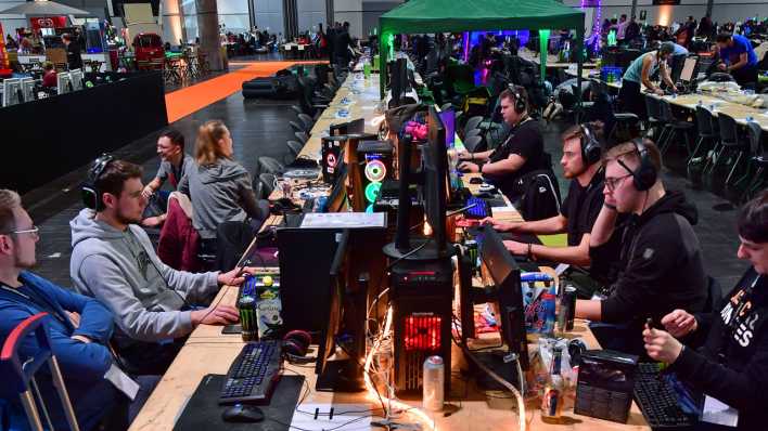 Teilnehmer der DreamHack sitzen auf der Messe in Leipzig vor ihren Rechnern