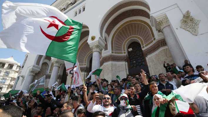 ARCHIV, 16.4.2019: Studierende protestieren in Algier (Bild: imago images / ZUMA Press)