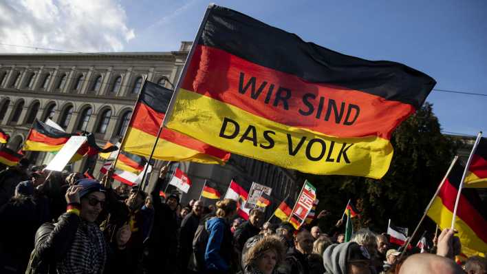 ARCHIV: Demonstranten nehmen einer vom rechtspopulistischen Vereinigung Wir für Deutschland mit dem Motto Tag der Nation organisierten Demonstration teil am Tag der Deutschen Einheit in Berlin am 3. Oktober 2018 (Bild: imago/Emmanuele Contini) ARCHIV: Demonstranten nehmen einer vom rechtspopulistischen Vereinigung Wir für Deutschland mit dem Motto Tag der Nation organisierten Demonstration teil am Tag der Deutschen Einheit in Berlin am 3. Oktober 2018 (Bild: imago/Emmanuele Contini)