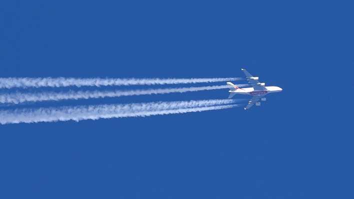 Flugzeug zieht Kondensstreifen hinter sich her (Quelle: imago/Action Pictures)