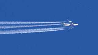 Flugzeug zieht Kondensstreifen hinter sich her (Quelle: imago/Action Pictures)