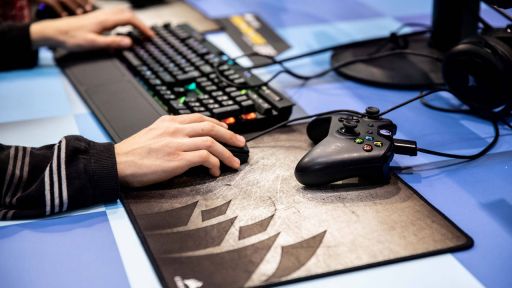 Gamer an der Tastatur und Konsole. (Bild: imago/ Christophe Morin)