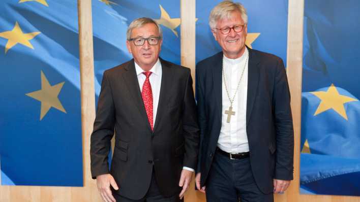 Der Ratsvorsitzende der Evangelischen Kirche in Deutschland (EKD), der bayerische Landesbischof Heinrich Bedford-Strohm (r.) und der Praesident der Europaeischen Kommission, Jean-Claude Juncker