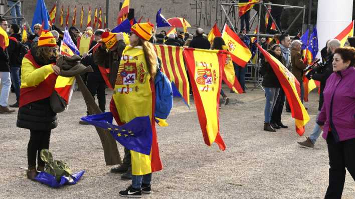 Menschen mit spanischen und EU-Flaggen Menschen mit spanischen und EU-Flaggen