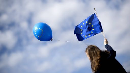 Luftballon und Europa-Flagge