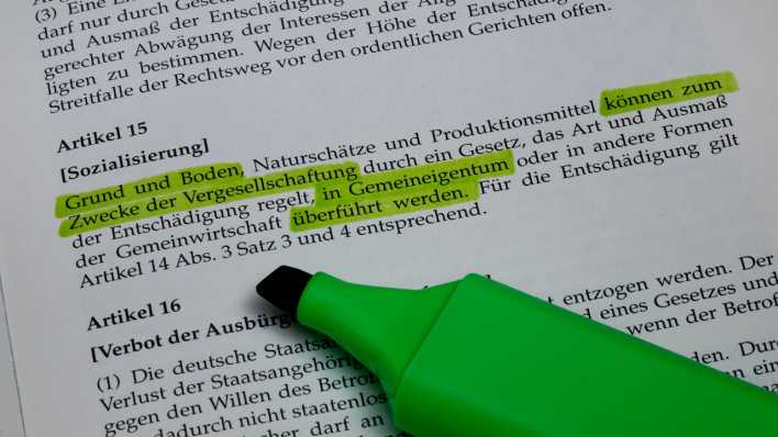 Symbolbild: In einem Grundgesetz wurde ein Teil des Artikel 15 markiert Symbolbild: In einem Grundgesetz wurde ein Teil des Artikel 15 markiert