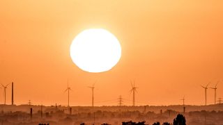 Sonne hinter Windrädern in Berlin (Quelle: imago/photothek)