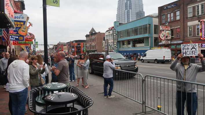 Der Broadway in Nashville. Hier reiht sich eine Bar an die nächste und überall gibt es Livemusik (Bild: Jörg Poppendieck/Inforadio)