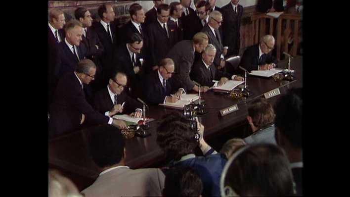 Das Vier-Mächte-Abkommen wird durch Botschafter der Allierten unterzeichnet (Bild: rbb)