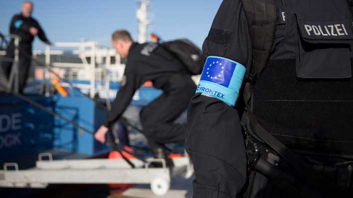 Beamte der Bundespolizei unterstützen im Jahr 2016 den Frontex-Einsatz vor der griechischen Insel Samos (Bild: dpa) Beamte der Bundespolizei unterstützen im Jahr 2016 den Frontex-Einsatz vor der griechischen Insel Samos (Bild: dpa)
