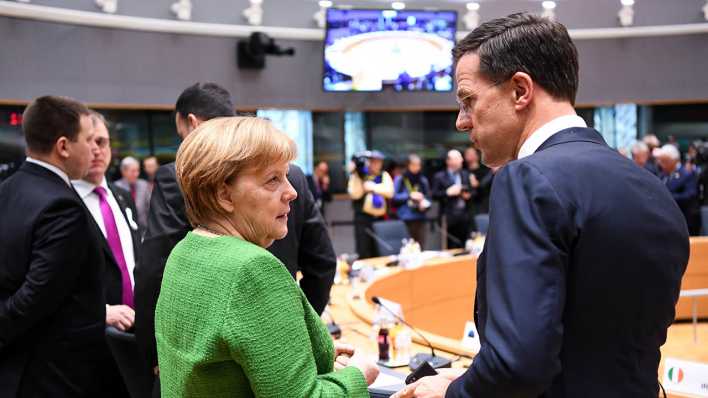 Bundeskanzlerin Angela Merkel (CDU) spricht im März 2018 während eines EU-Gipfels mit Mark Rutte, Ministerpräsident der Niederlande. (Bild: dpa) Bundeskanzlerin Angela Merkel (CDU) spricht im März 2018 während eines EU-Gipfels mit Mark Rutte, Ministerpräsident der Niederlande. (Bild: dpa)
