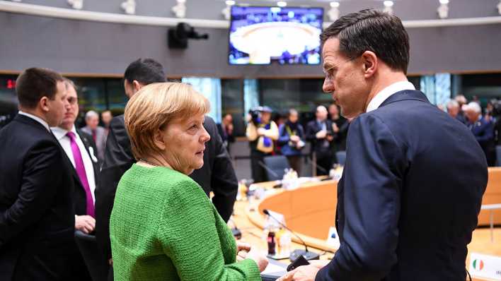 Bundeskanzlerin Angela Merkel (CDU) spricht im März 2018 während eines EU-Gipfels mit Mark Rutte, Ministerpräsident der Niederlande. (Bild: dpa)