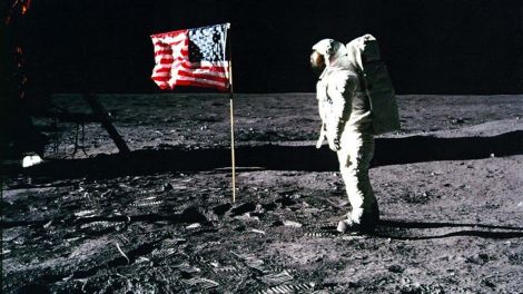Astronaut Edwin "Buzz" Aldrin steht neben der US-Flagge auf dem Mond. (Bild: dpa/Nasa)