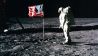 Astronaut Edwin "Buzz" Aldrin steht neben der US-Flagge auf dem Mond. (Bild: dpa/Nasa)