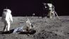 Der US-Astronaut Buzz Aldrin steht auf der Mondoberfläche, nachdem er verschiedene Gerätschaften für Experimente aufgebaut hat. Hinten im Bild steht dabei die Mondlandefähre "Eagle". (Bild: dpa/Nasa)