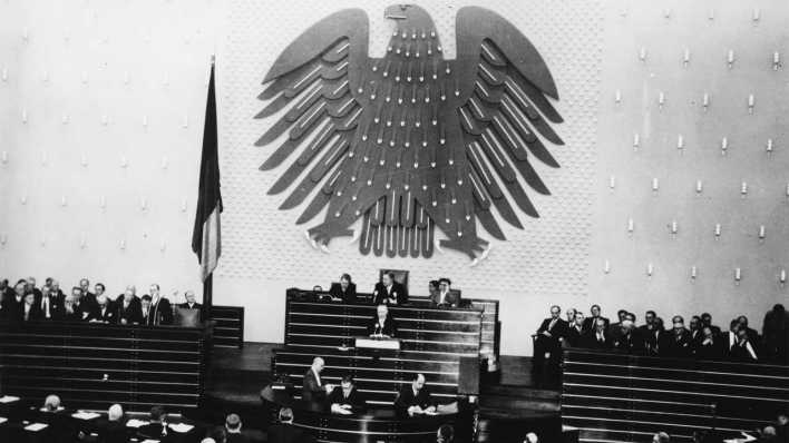 Symbolbild: Adenauer bei Regierungserklaerung 1953 (Bild: picture alliance/ akg-images)