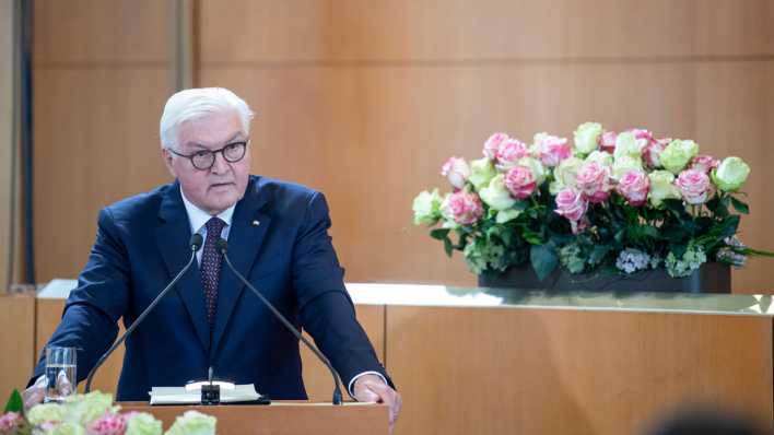 Frank-Walter Steinmeier, Bundespräsident, spricht während des 19. Karlsruher Verfassungsgesprächs im Bundesverfassungsgericht zu "70 Jahre Grundgesetz - Deutschland in guter Verfassung?"