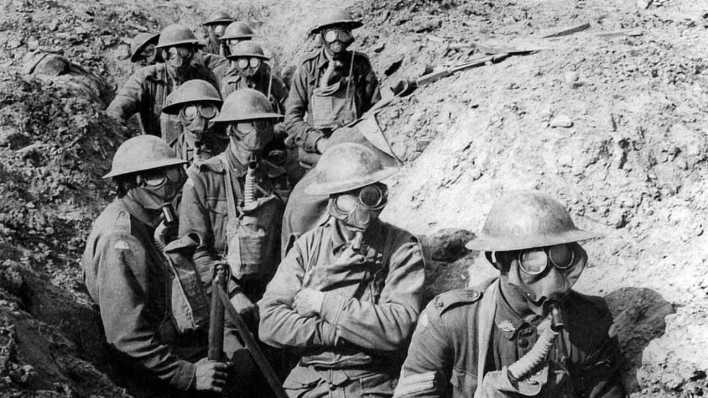 Ypern, 1. Weltkrieg: Australische Soldaten mit Gasmasken im Schützengraben (Bild: imago/United Archives International) Ypern, 1. Weltkrieg: Australische Soldaten mit Gasmasken im Schützengraben (Bild: imago/United Archives International)
