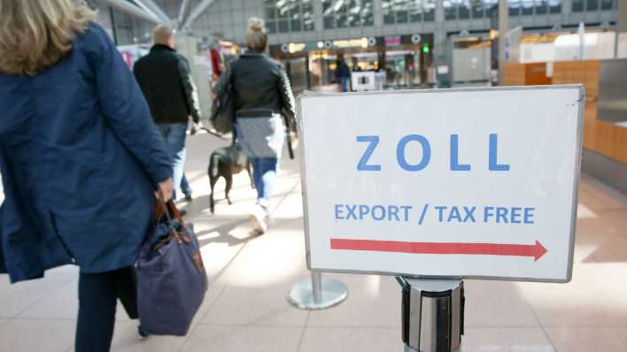 Deutschland, Hamburg, 16.04.2019: Auf einem Schild wird im Flughafen auf einen Zoll-Schalter hingewiesen (Bild: imago images / Nikita) Deutschland, Hamburg, 16.04.2019: Auf einem Schild wird im Flughafen auf einen Zoll-Schalter hingewiesen (Bild: imago images / Nikita)