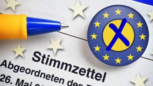 Stimmzettel zur Europawahl und EU-Button mit Wahlkreuz (Bild: imago images/Christian Ohde)