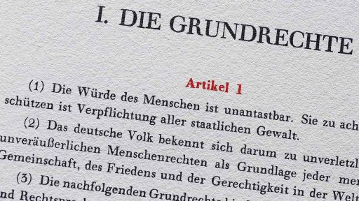 Auszug aus dem Grundgesetz: Artikel 1 (1) "Die Würde des Menschen ist unantastbar" (Bild: imago images/photothek)