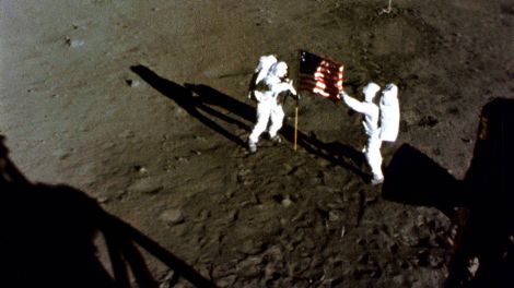 Astronauten Edwin "Buzz" Aldrin und Neil Armstrong mit der amerikanischen Nationalflagge auf der Mondoberfläche (Bild: imago images/UPI Photo)