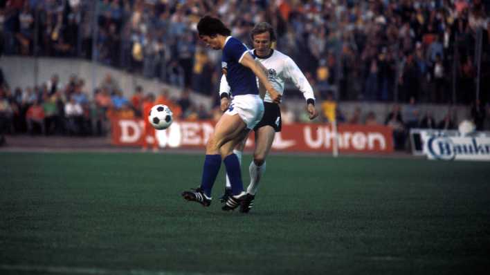 22.6.1974: BR Deutschland - Deutsche Demokratische Republik 0:1 - Hans Georg Schwarzenbeck (BRD, re.) gegen Jürgen Sparwasser (DDR) (Bild: imago sportfotodienst)