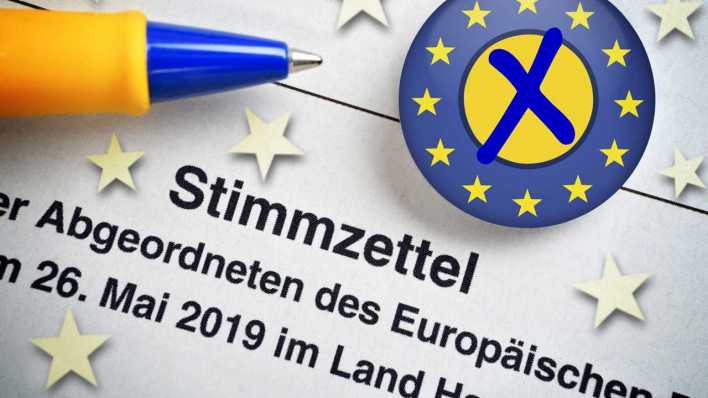 FOTOMONTAGE, Stimmzettel zur Europawahl und EU-Button mit Wahlkreuz (Bild: imago images / Christian Ohde)