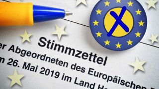 FOTOMONTAGE, Stimmzettel zur Europawahl und EU-Button mit Wahlkreuz (Bild: imago images / Christian Ohde)