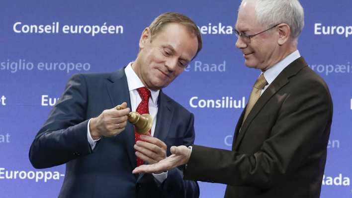 Der scheidende EU-Ratspräsident Herman Van Rompuy übergibt seinem Nachfolger Donald Tusk eine Sitzungsglocke (Bild: imago/Belga) Der scheidende EU-Ratspräsident Herman Van Rompuy übergibt seinem Nachfolger Donald Tusk eine Sitzungsglocke (Bild: imago/Belga)