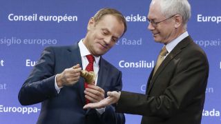 Der scheidende EU-Ratspräsident Herman Van Rompuy übergibt seinem Nachfolger Donald Tusk eine Sitzungsglocke (Bild: imago/Belga)