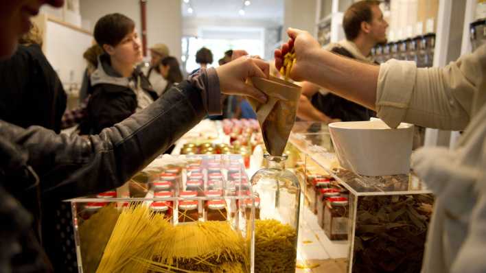 ARCHIV; 13.9.2014: Kunden im Supermarkt Original Unverpackt, im dem Lebensmittel und Haushaltsprodukte ohne Verpackungen verkauft werden (Bild: imago/CommonLens)