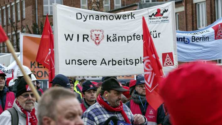 ARCHIV, Berlin, 9.1.2018: IG Metall-Warnstreiks in den Metall- und Elektrobetrieben Berlin, im Bild Metaller von Siemens, Ledvance und Osram auf dem Weg zur Kundgebung in Berlin-Siemensstadt (Bild: imago/Jürgen Heinrich)