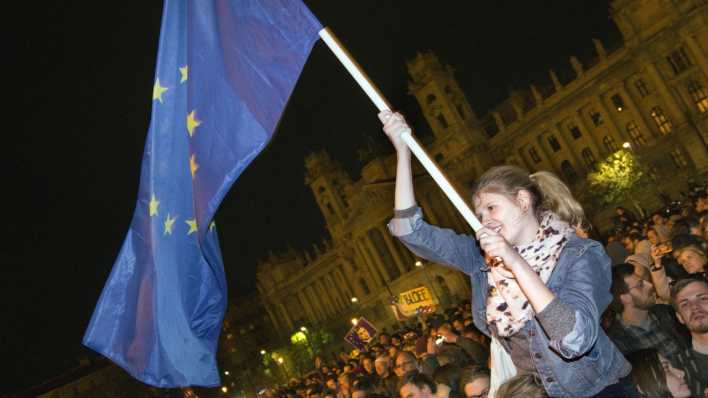 Junge Frau bei Protesten in Ungarn mit EU-Flagge