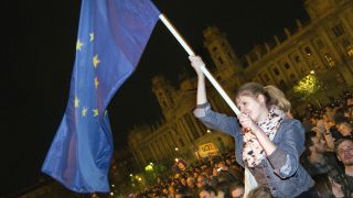 Junge Frau bei Protesten in Ungarn mit EU-Flagge